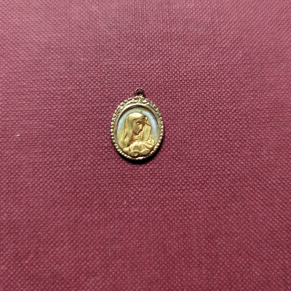 Vintage 18 Karat Gold And Mother Of Pearl Italian Catholic Medallion